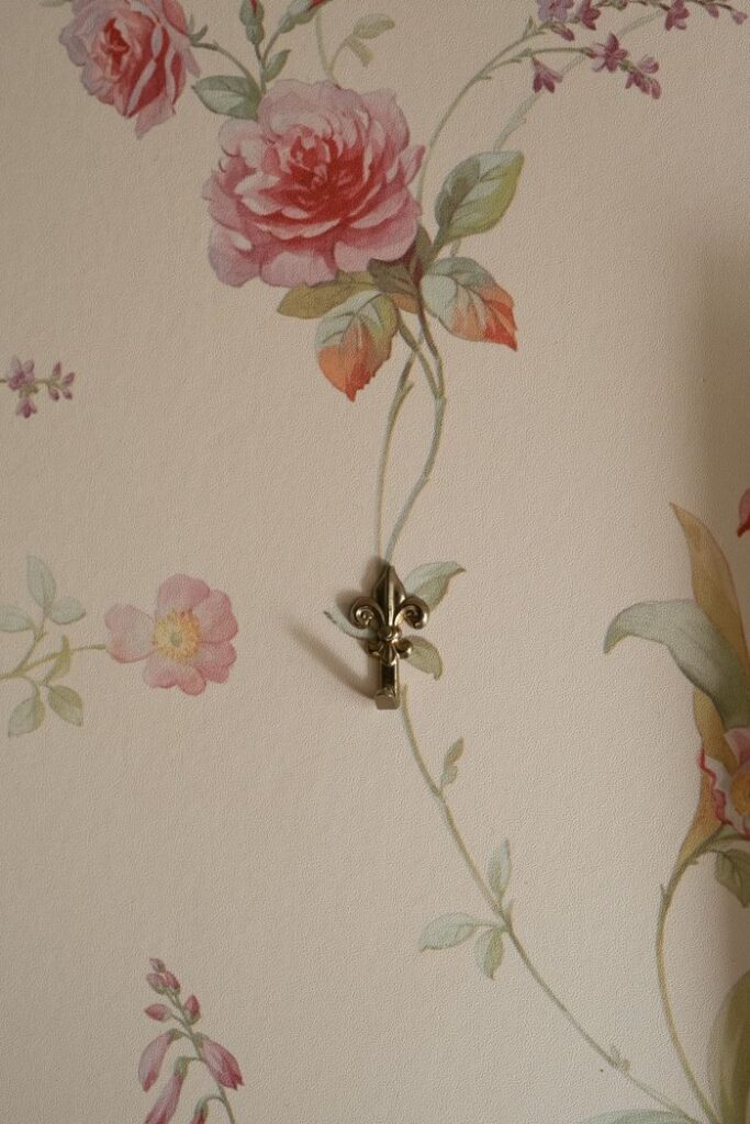 🧱 Premium Wallpapers A delicate floral wallpaper with a decorative key hook, ideal for home interiors.